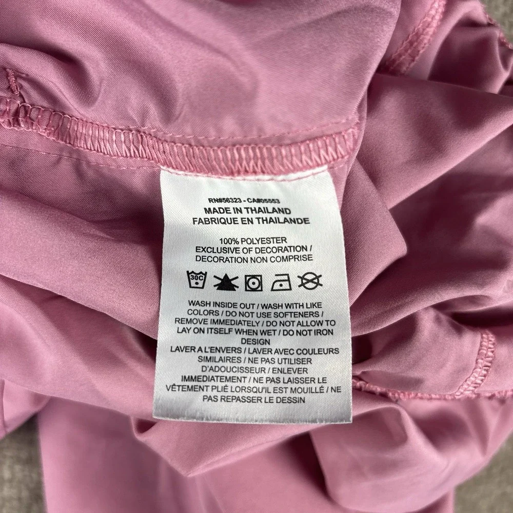 Nike features pull